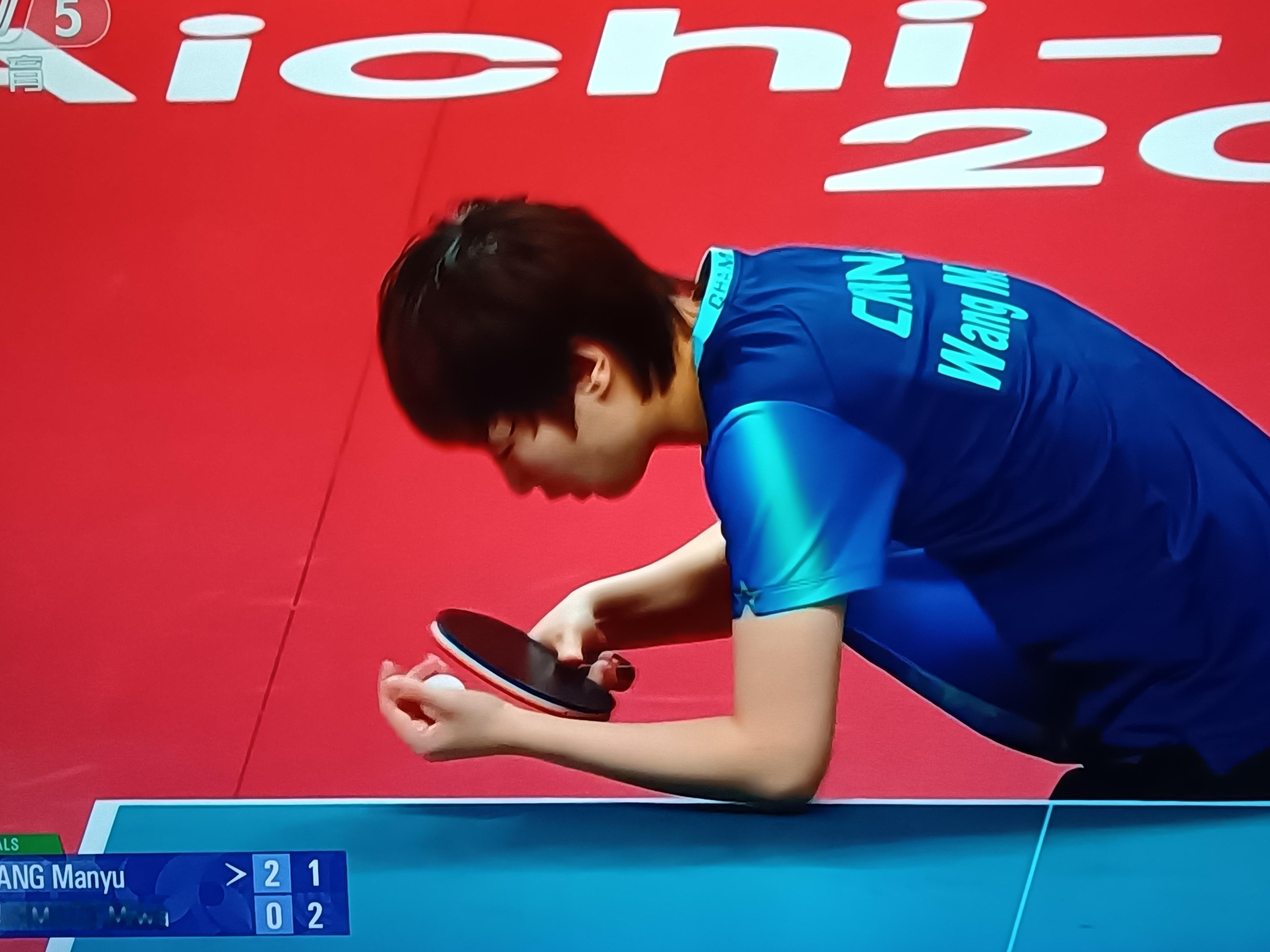 名古屋亚运会乒乓球女单决赛名单已出。

孙颖莎4：1，战胜岛田希娜，保持21连胜。很多网友都笑称，早田希娜是中国乒乓女队的送分童子。哈哈！

王曼昱4：1淘汰了日本第一主力张本美和，晋级决赛。

孙颖莎、王曼昱会师决赛，提前包揽金牌银牌。

大家说说她们两个谁的夺冠几率更大呢？

其实