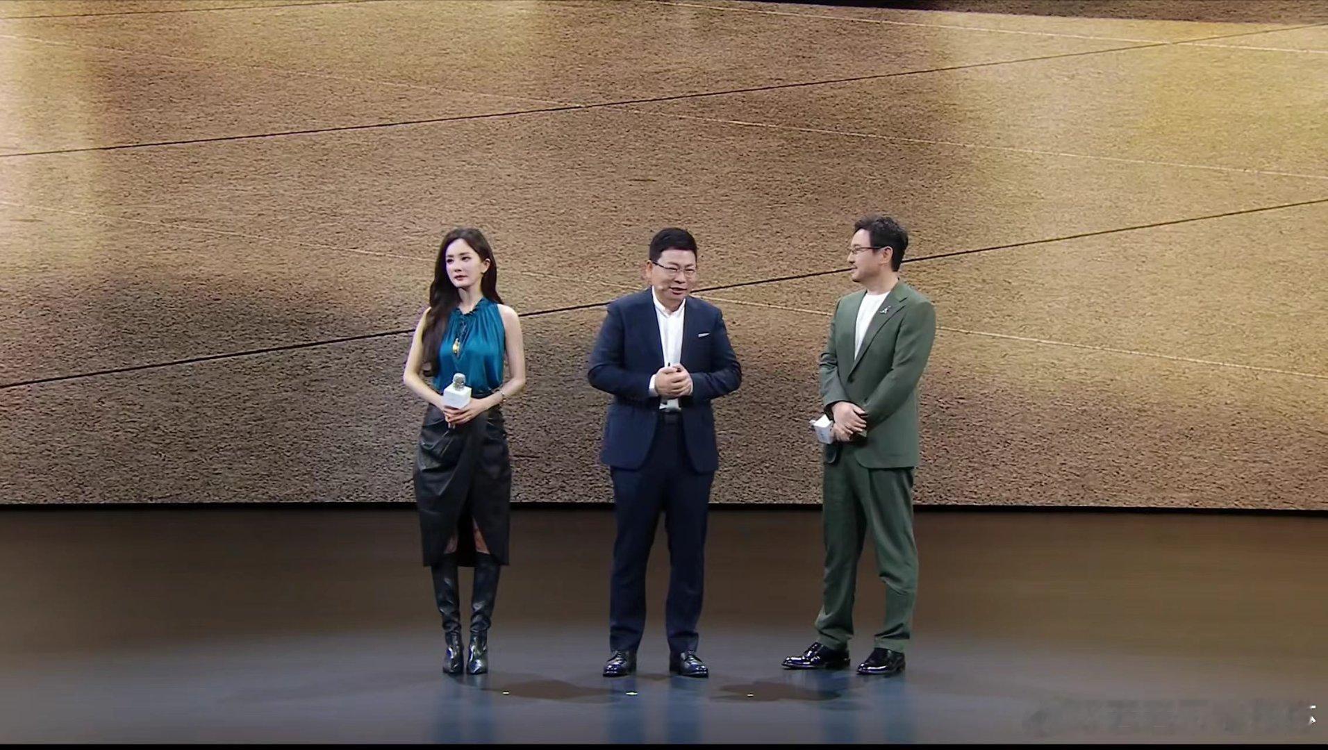 #杨幂沈腾外甥女二舅再合体#
谁的快乐回来了！杨幂沈腾发布会再度碰面，二舅外甥女名场面回归，互怼接梗不停，现场欢乐氛围直接拉满 #杨幂沈腾亮相享界发布会# ​