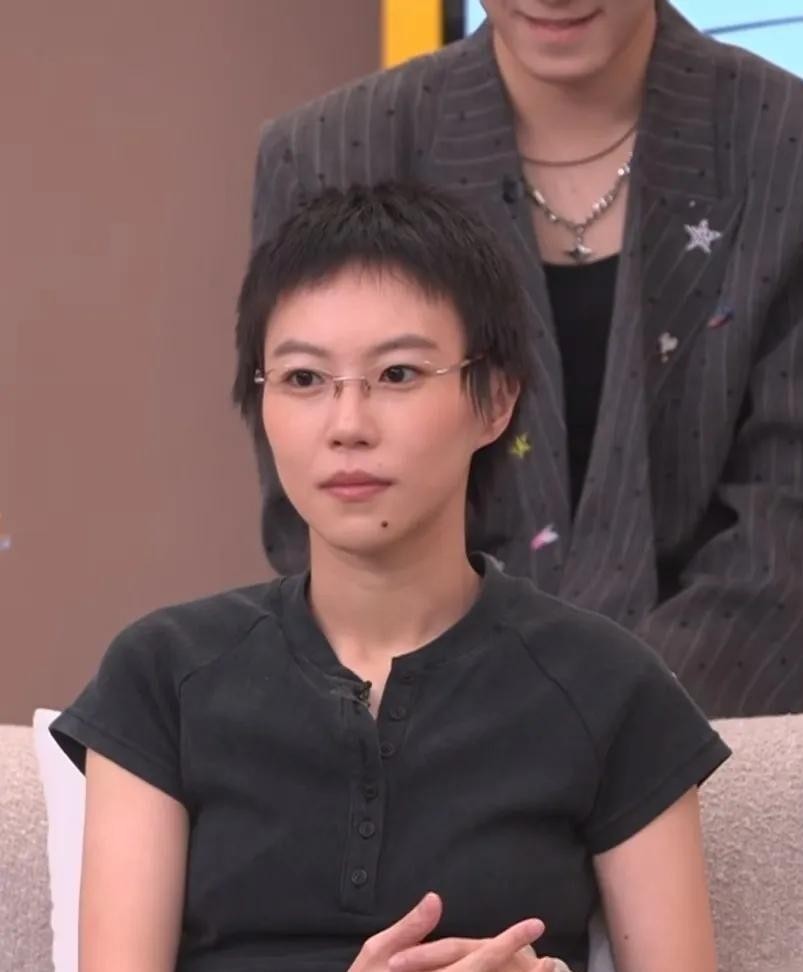 窦靖童在《歌手2026》第五期翻唱《亲密爱人》引发的两极争议，本质上是星二代光环与竞技舞台之间的错位。2026年6月19日晚，她复刻母亲王菲1994年的黑色哑光泪痕妆，把梅艳芳这首经典情歌改编成chill R&amp;B与smooth jazz，全程低吟浅唱，待定六选三排名第五未能直接晋级，"窦靖童难听"当