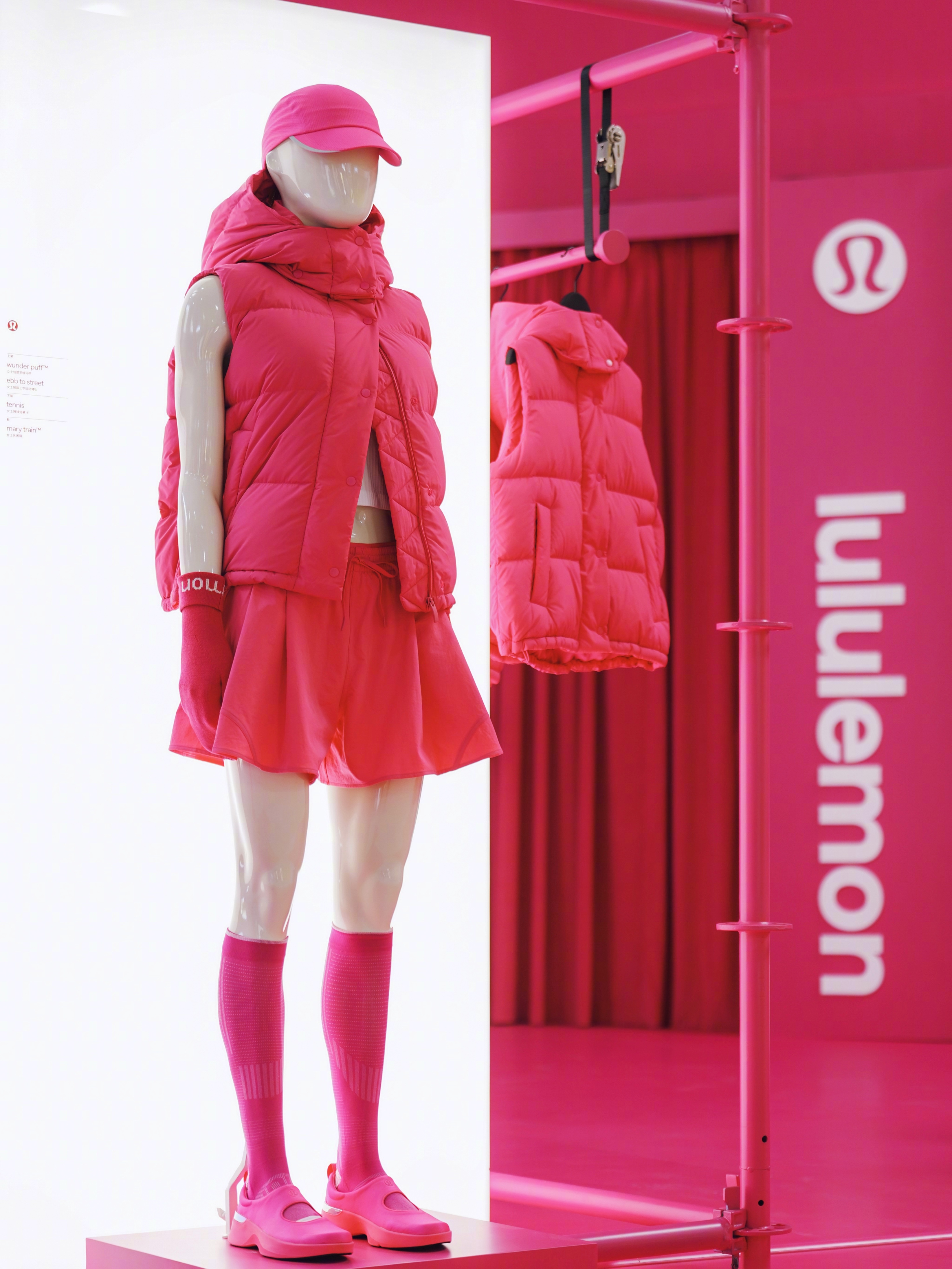 #嘉人谈资#继主题短片《wunder puff™ 的冬天，不止一个调》于9月1日上线后，lululemon将这一创意叙事延伸至线下，于沈阳粮仓文化创意园呈现“wunder puff™ 动态剧场”。lululemon品牌大使李宇春与中国现代舞团陶身体剧场一同惊喜亮相，与社区伙伴共同走进沉浸式体验，在色彩、身体与音乐的自由碰撞中 ​