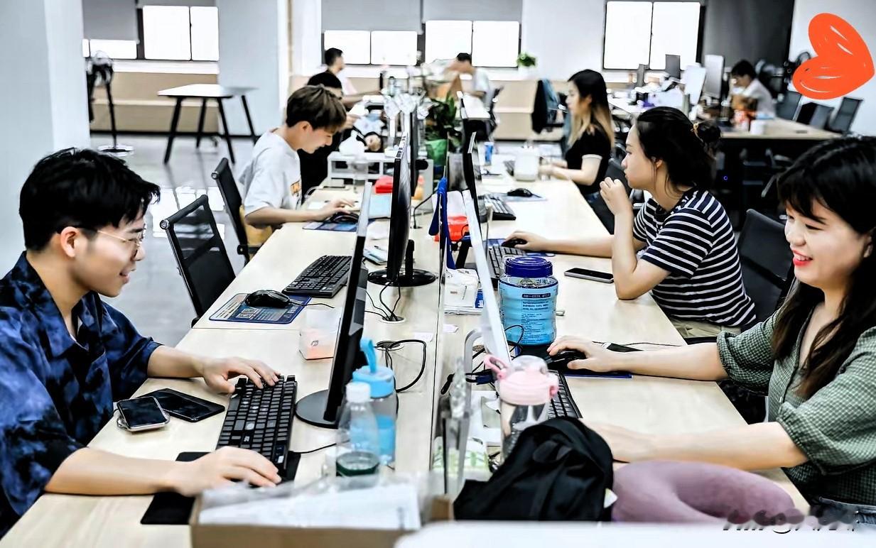 职场上有一种“骚操作”，正把应届生和家长们逼向崩溃边缘。

在江浙沪，除了裁员，部分企业还流行一种“妙招”：裁撤应届生前，先联系家长PUA。

他们的套路通常是这样的：HR或主管联系家长，把孩子说得一无是处，甚至用“档案留底”进行恐吓，号称这是给孩子的“社会第一课”。最后抛出条件——让孩子主动辞职，