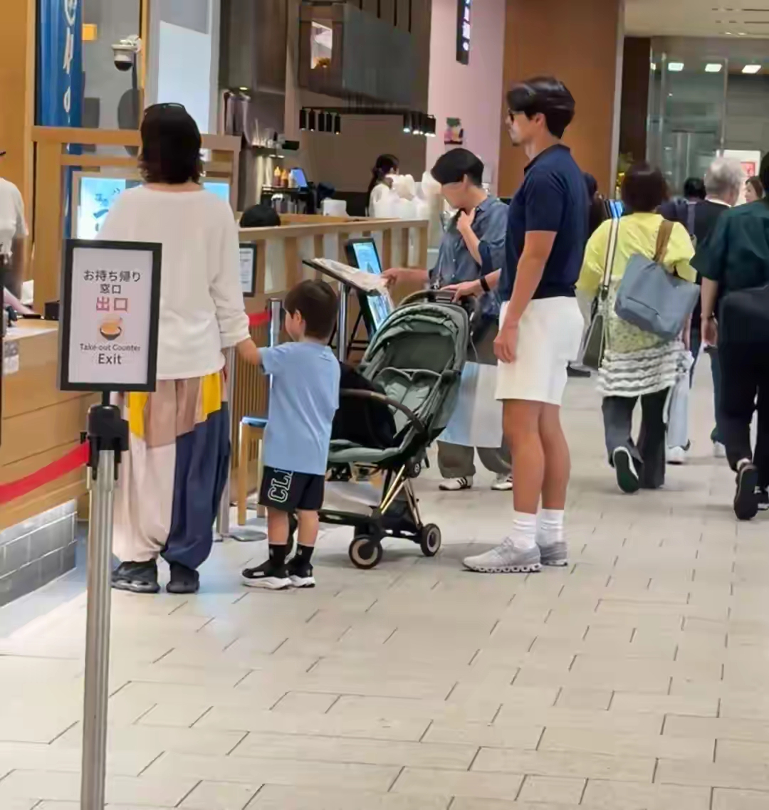 玄彬孙艺珍日本度假路透｜卸下明星光环，一家三口松弛带娃

        网友在日本东京六本木偶遇玄彬、孙艺珍带着儿子甜豆出门逛街买饮品，全程没有刻意打扮，完全是普通家庭出游的放松状态。穿搭简约清爽，藏蓝色Polo衫搭配白色短裤，亲自推着宝宝推车。私下没有打理造型，胡子拉碴，皮肤晒得黝黑，和荧幕上精