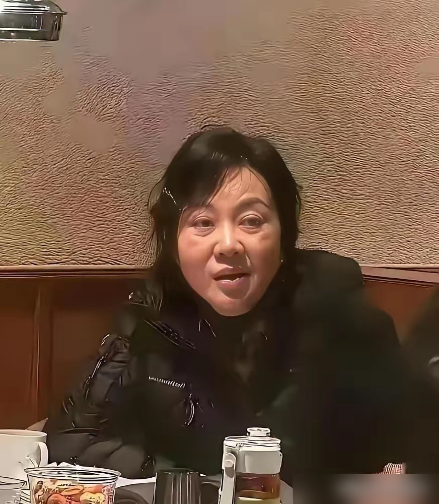 54岁闫妮吃烤肉被偷拍，脸上肉垮了，眼皮耷拉了，法令纹深得能夹住筷子。
就穿一大棉袄，头发随便一扎，坐那儿跟任素汐啃肉，一点没端着。
有人拿她红毯精修图对比，说惨不忍睹。可中科院早发了研究，中国女人30岁和50岁两道坎，激素断崖式下跌，脸垮是生理规律，不是罪。
再看俞飞鸿生图，泪沟眼纹一样不少