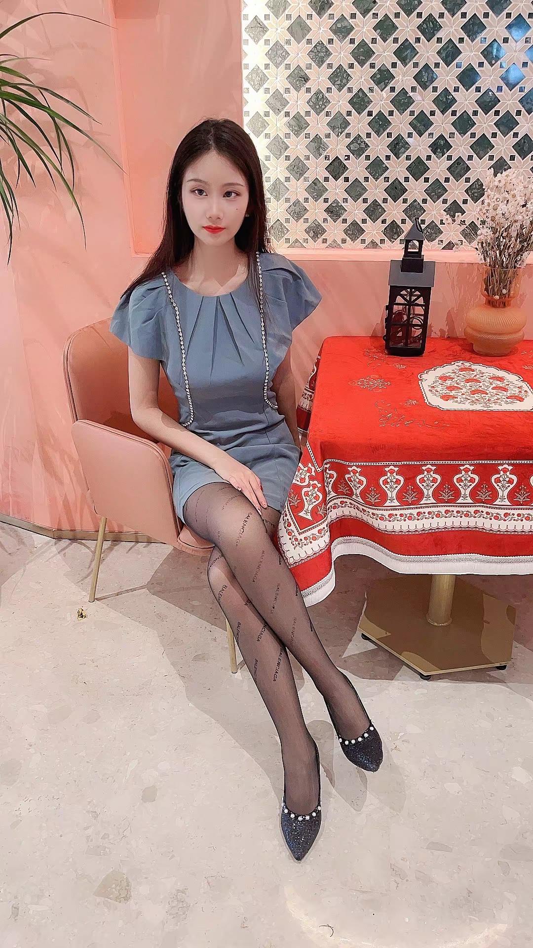 <p>优雅气质 女神范 与众不同 街拍小姐姐穿搭 <!--{img:0...