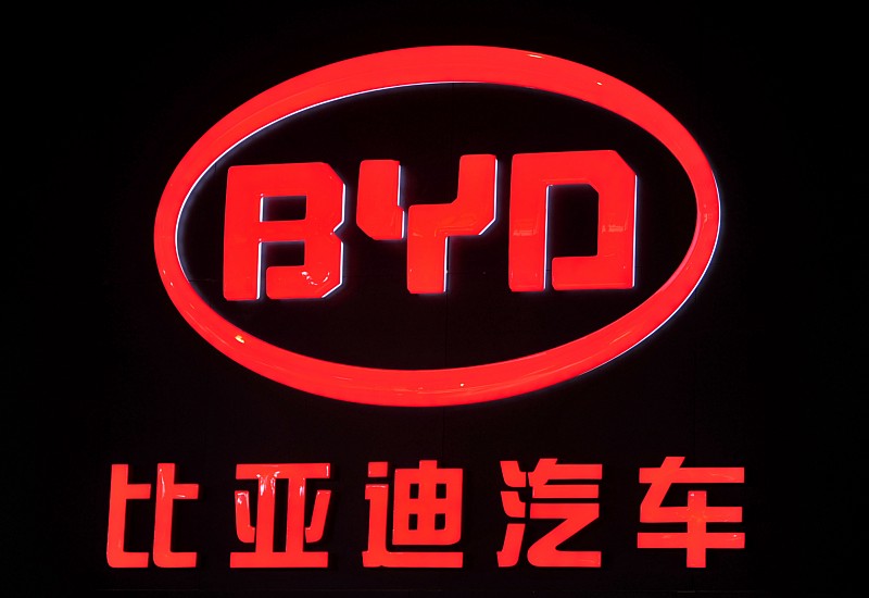 🔥比亚迪爆火日本车圈！背后的反常识真相太颠覆了
   谁能想到啊！以前被吹上天的日本燃油车市场，居然被比亚迪硬生生撕开了口子 据公开报道，比亚迪在日本的电车销量已经连续3个月蝉联同级榜首，定价居然比国内贵了近7万，比同级别日系电车还高出2万，完全没走大家以为的「低价抢市场」老路。
很多人说这是国