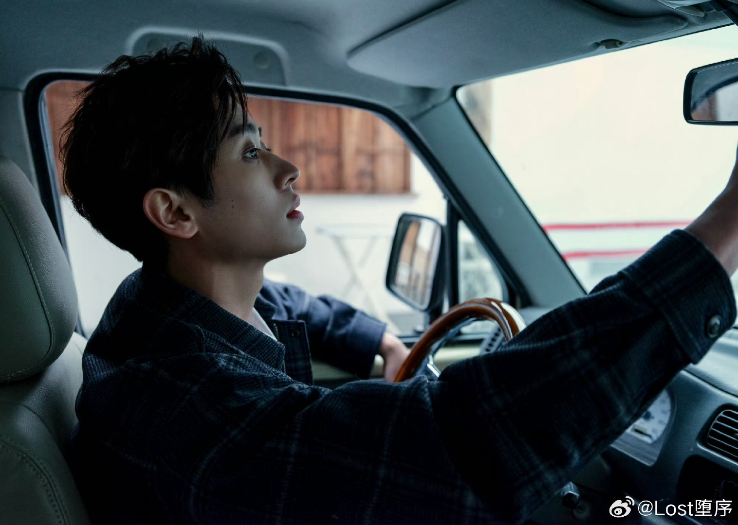 #2026暑期最热男性角色TOP30#
“在我人生最黑暗的时候，跌跌撞撞的掉入了少年最治愈的笑容”

​