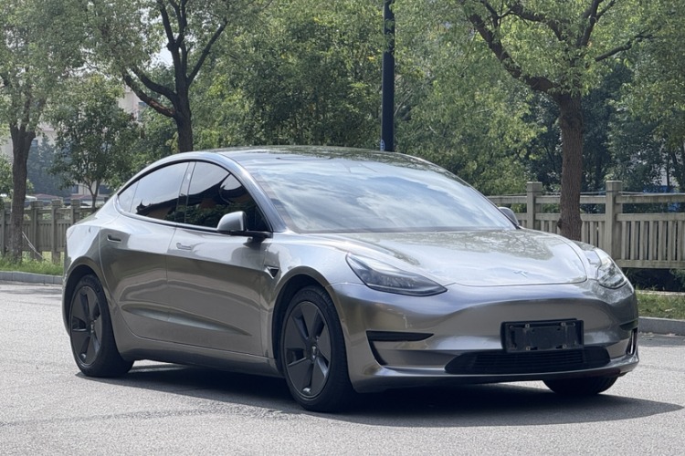 十二万出头收了台银灰色Model 3，2021款标准续航后驱升级版，九万九千公里，电池健康度还有百分之九十二，约看车那天我在地铁站等了二十分钟，卖车的哥们开它来接我，下车第一句话是这车当年他加价等了仨月。
现在的行情跟当年完全是两个世界，2021款标续后驱版本，市场车源十一万到十三万随便挑，特斯拉官
