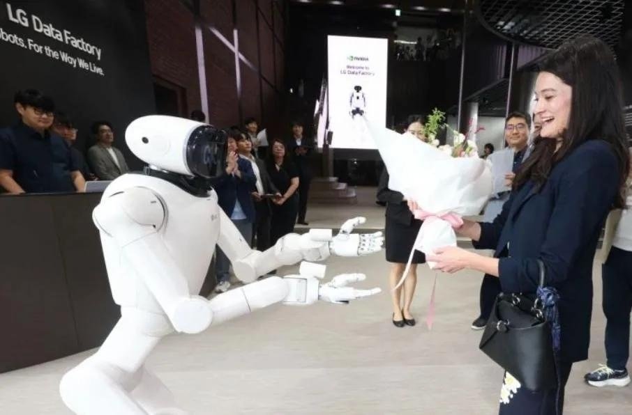 #黄仁勋女儿现身北京世界机器人大会#
“当年要不是我爸点将，我还在做饼干面包呢。当然这做烘焙也没什么不好，但英伟达对于我来说，可以更加海阔天空嘛”
黄敏珊目前任英伟达物理人工智能平台产品与技术营销高级总监，核心负责Omniverse仿真软件平台及机器人相关业务。 ​