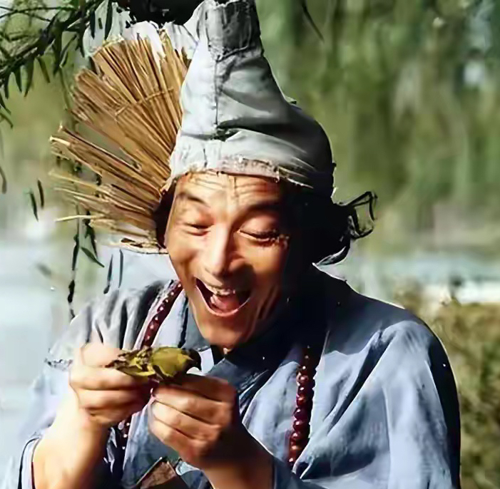 游本昌晚年最贴心的人。
就是他女儿游思涵。
她做的那些事，好多人还不太清楚，我一条条说给你听。

她是做影视幕后的，手里攥着编剧、制片人好几重身份。老爷子熟知的那些作品，济公游记、话剧弘一大师最后之胜利，都有她在后面帮着打磨。

更关键的是拍完繁花那阵子。老爷子久久走不出爷叔的心境。是她耐着性子陪在