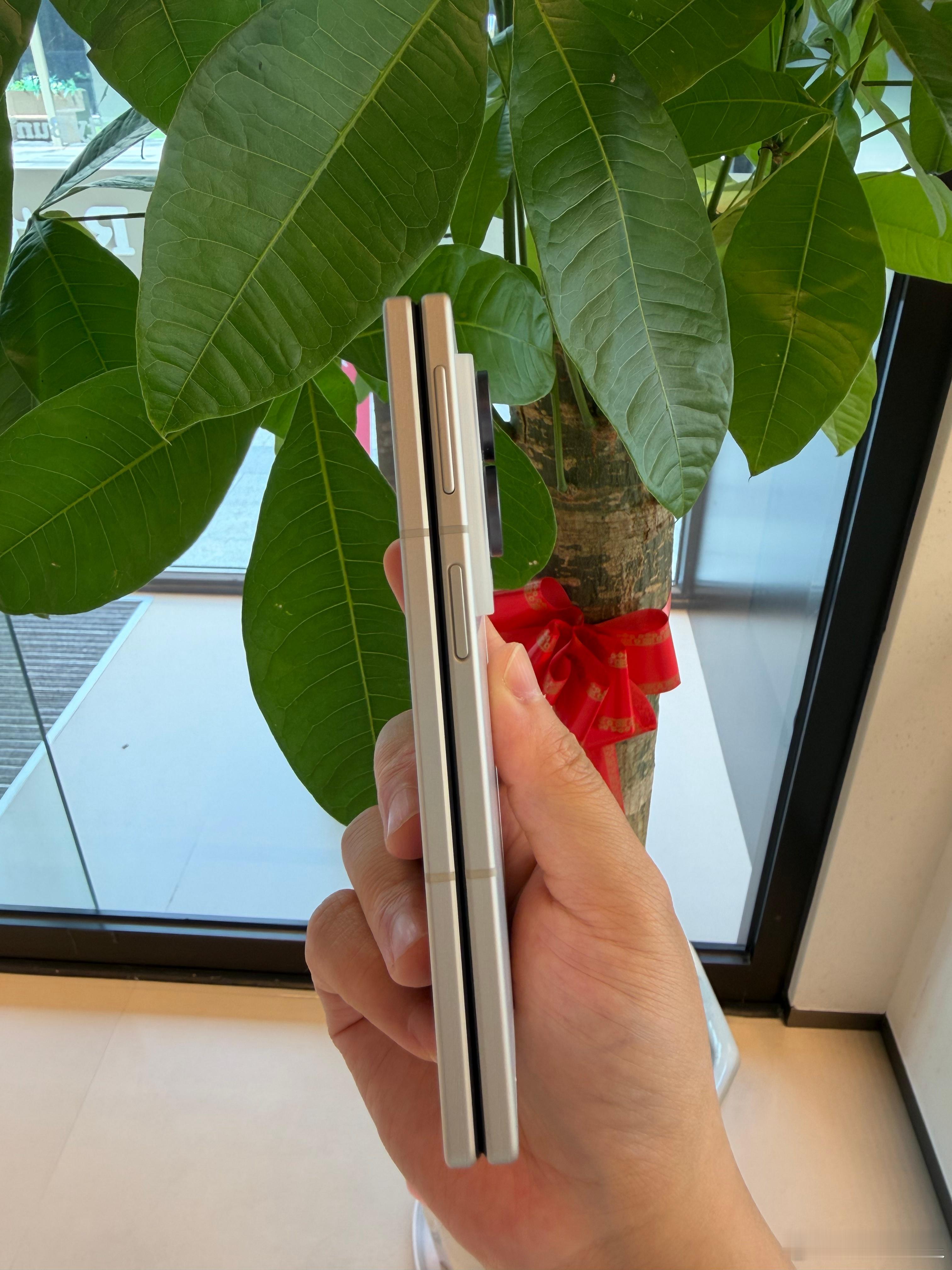 网传苹果初代折叠屏起步价超过1.5W，受芯片内存涨价影响售价只会走高。重量参数没有公布，大屏适配未经过大量用户验证，真实体验一片空白。这款新品适合执念iOS、换机不急的用户慢慢等候。近期准备入手折叠屏，三星 Fold 8更值得信赖，轻薄手感出众，展开大屏视野开阔，799享受官方换屏保障，简直不要 ​