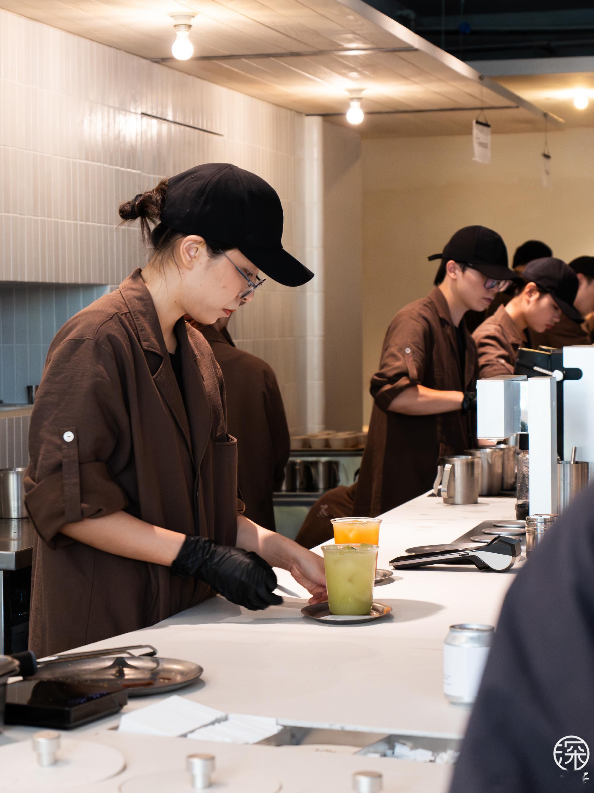 你熟悉的喜茶这次竟然变得有点“陌生”了全国首家𝙝𝙚𝙮𝙩𝙚𝙖...