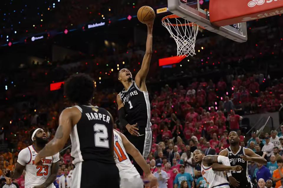 NBA总决赛G1马刺95-105不敌尼克斯，系列赛0-1落后，文班亚马...
