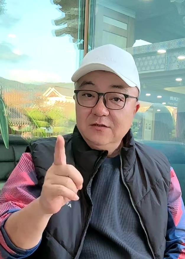 董路，再三告诫留洋海外的中国足球小将，不得乱交女朋友，不得接触不良媒体人！