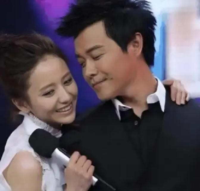 2010年，陈思诚筹拍《北京爱情故事》，来试镜女主的女演员很多，可陈思诚一个也看不上，工作人员问：“为什么？”陈思诚说：“她们长得太漂亮了！”

旁边举着厚厚一摞艺人资料的副导演当场愣在原地，指尖夹着的马克笔“啪嗒”掉在地板上。
他干选角快十年，头一回听见导演嫌来试戏的演员太好看——之前碰着的组，哪