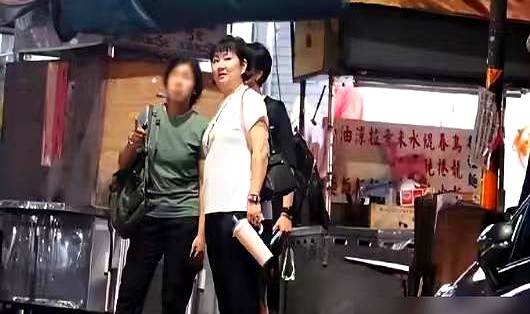 Selina挺着圆润的腰腹去接儿子放学，不小心露出了双下巴，一时间都在猜她是不是怀二胎了。

流言还没传开，她一天的行程就露了底。5个小时健身课，接着打3小时匹克球。

这么大运动量，直接把怀孕的猜测砸得粉碎。

她真没放弃身材管理。当年那场烧伤后，她得长期吃类固醇药物。药吃久了，水肿和代谢变慢成了