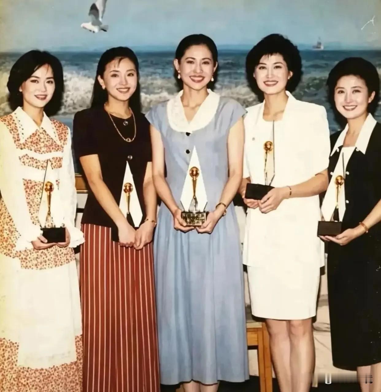1994年央视五朵金花的合影，很多人都在争论，谁才称得上央视一姐。
鞠萍，杨澜，倪萍，敬一丹，高丽萍，当年首届金话筒奖的舞台上，五人捧着奖杯并肩而立，气质各有千秋。

不少网友总爱争排名，非要选出第一名。倪萍共情力强，撑起春晚；杨澜眼界开阔，擅长访谈；敬一丹理性克制，坚守新闻底线；鞠萍温柔亲切，陪伴