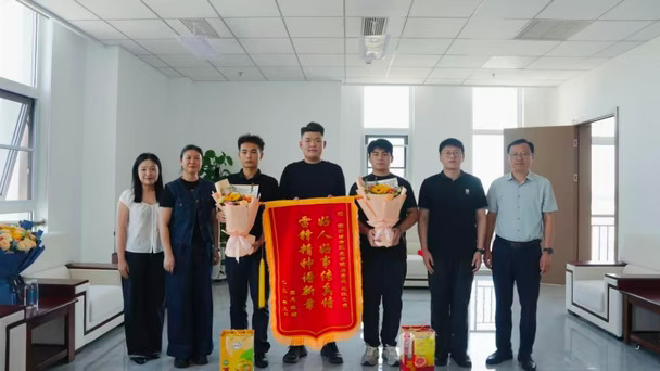 临沂城市职业学院文化旅游学院学生赵红文成、房庆筑见义勇为。
这两名同学在返校途中遇到一名骑行电动车的老人意外摔倒，老人当场失去意识，二人第一时间拨打120急救电话，进行了紧急救助，直到救护车来才离开。
青年学子，暖心善举，人间大爱。#见义勇为#正能量#爱心