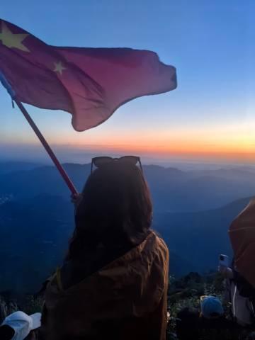 莲花山狗都不爬<br />狗不爬我爬 爬的就是莲花山