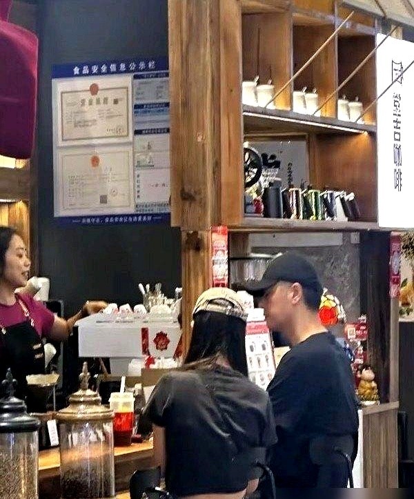 当年全网追着骂任重糊涂是接盘侠，结果人家一声不吭连娃都抱出来了。

41岁的孙骁骁抱娃出街，背影看着还像二十多岁，46岁的任重就在旁边老老实实拎包。送完娃，两人钻进路边小馆子一坐就是一下午。

回想两人当初一块儿看话剧被拍，评论区根本没法看。全网急得跳脚，这俩人社交平台零互动，硬是一个字没回应。