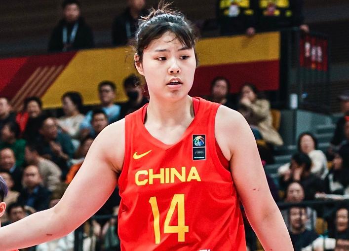 中国女篮收重大坏消息，超级中锋被迫退赛，世界杯又难了

李月汝无缘本届世界杯，确实是中国女篮开赛前最麻烦的一次人员变动，可真正值得担心的，并不是一句“少了第一人就没法打”，而是中国女篮原本就在换血，这次又突然少了一名成熟内线，教练组能够调整的空间一下变小了。

中国女篮9月2日公布世界杯12人名单，