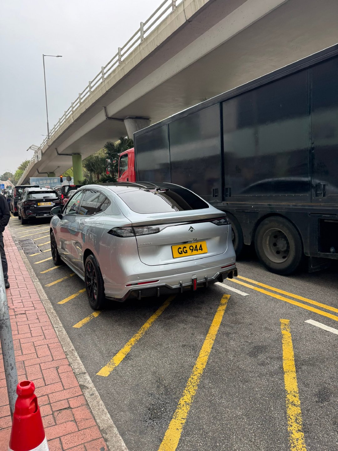 港版昊铂HT

香港右舵版昊铂HT，不得不说在香港改装文化是真的浓，新能源车也不放过，后保险杠已改为类似扩散器的运动样式。#昊铂HT##HT##广汽昊铂HT##HYPTECHT# ​