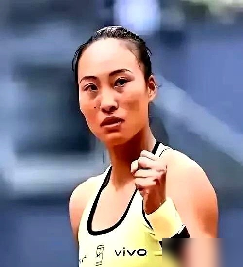 0-5落后连追7局！郑钦文把美网打成了爽文！
美网正赛外卡给了两位老将，她因伤排名跌到121，首次从美网资格赛打起。
资格赛遇雷雨中断、决胜盘落后都扛住，正赛更狠，两次0-5落后硬生生追成胜局。
赛后她笑说总不能让人家打6-0太丢人，一分一分追，这心态真的绝。
低谷里攒的劲，才是翻盘最硬的底