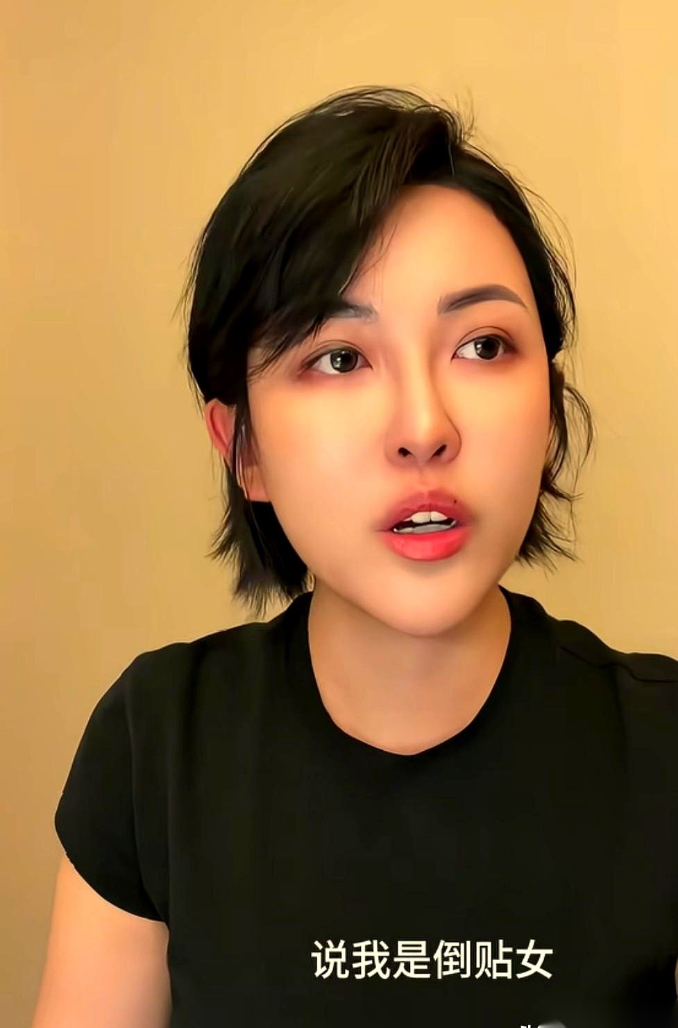 张凯毅亲口承认，她跟张煜东的那些甜蜜画面，其实是刻意放大拍给网友看的。
两人走到分开这一步，真不是因为感情没了，也不是因为谁花钱大手大脚。
当初轰轰烈烈的求婚过后，留给他们的只剩三个处理不了的柴米油盐难题。
其实这个事最扎心的地方，根本不是网红分手，而是那句大实话：一直在演幸福。
你想啊，当你每天的
