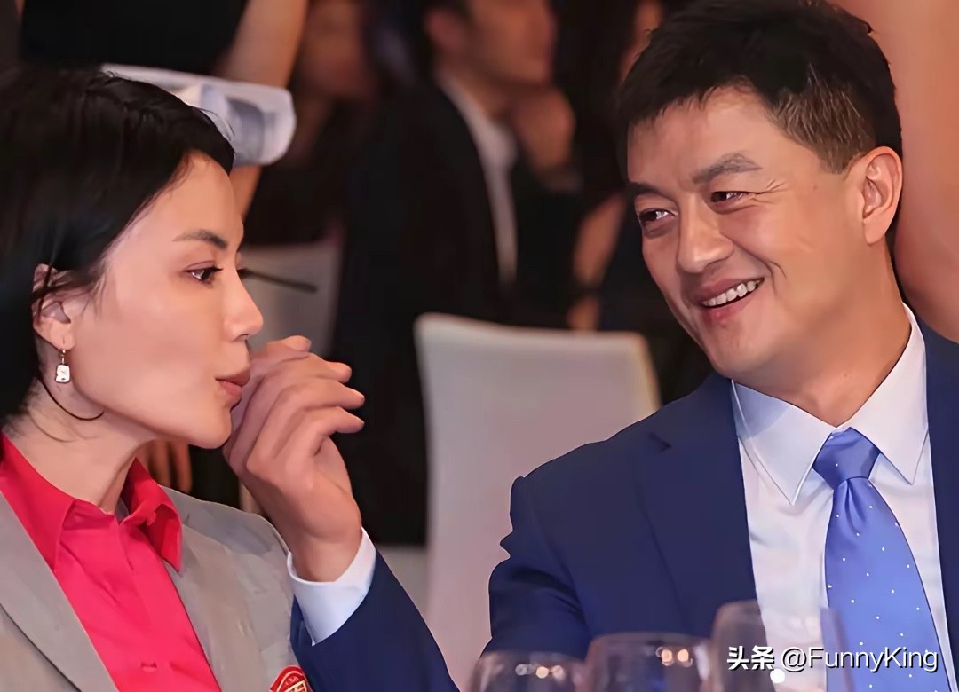 我觉得李亚鹏和王菲在一起时，真的是生理性的喜欢！

李亚鹏与王菲在一起时总是一脸笑意，把王菲当小女孩宠，而王菲在李亚鹏身边穿着朴素，做着真实的自己，两人以前也是很恩爱的一对夫妻。

可是李亚鹏对海哈金喜完全不一样啊！一个黄花大闺女义无反顾的嫁给李亚鹏，可是即使两口子在家，李亚鹏也明显不愿意多看妻子一
