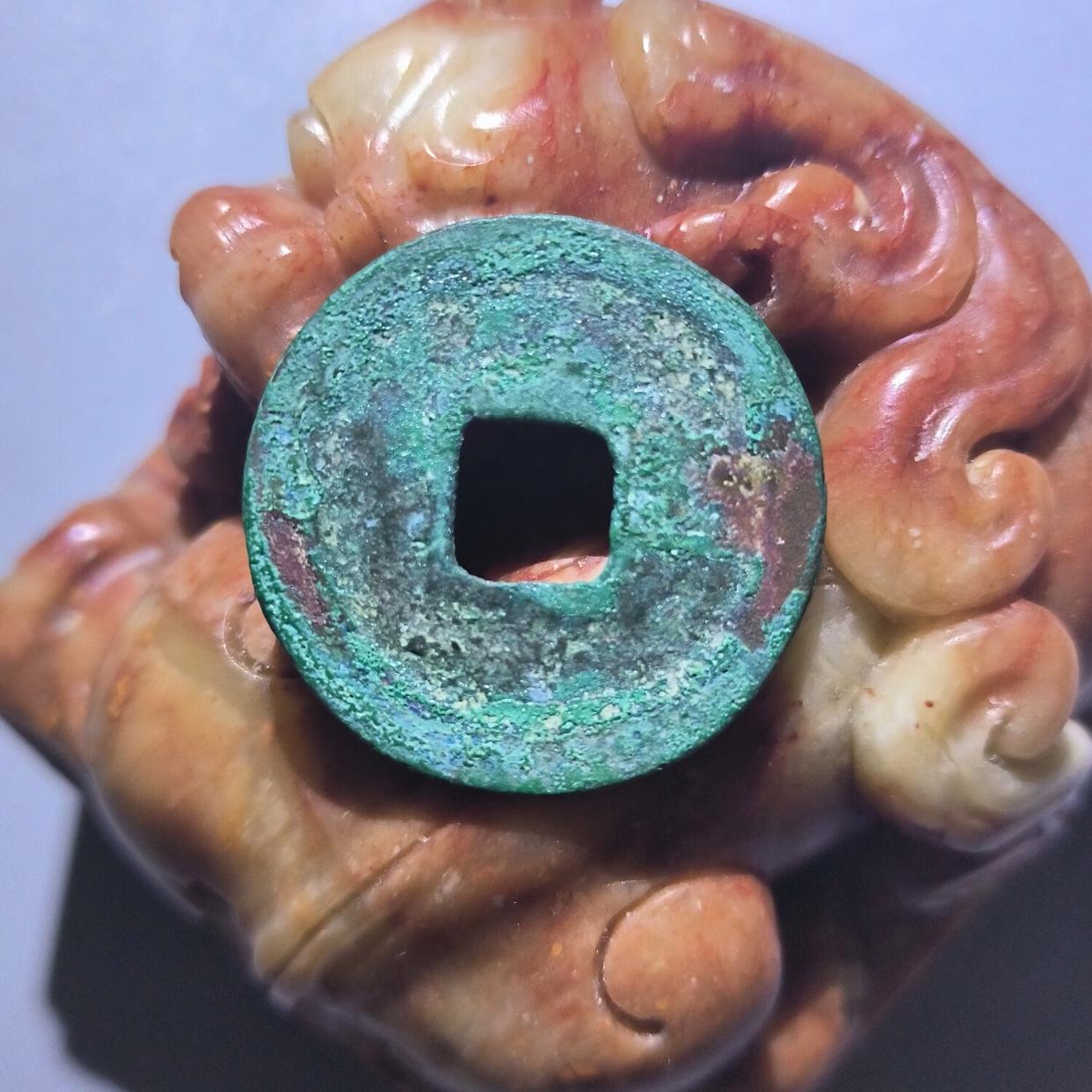 古钱币到底有没有收藏价值?
 
不少人对古钱币抱有幻想，觉得家中留存的老铜钱，随手就能卖出高价。网络上各类百万古币成交故事广为流传，勾起普通人捡漏的心思。古钱币的收藏价值不能一概而论，藏品的品相、存世量、真伪，都会决定它的市场定位。
 
存世数量是影响古钱币价值最核心的标尺。很多朝代大量铸造的普
