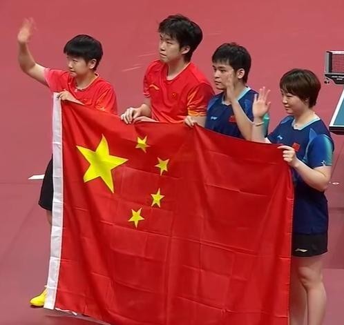 林诗栋蒯曼4比0赢了王楚钦孙颖莎，混双金牌挂在了两个小将脖子上。这场决赛看着比分悬殊，其实每一局都咬得很紧，第二盘甚至打到了13比11，两边谁也没让谁。赛后采访挺有意思，林诗栋自己都说没想到能4比0拿下来，蒯曼更实在，说心态好、几乎没出错。但真正让我觉得值得聊两句的，是另一边。男团决赛输给日本之后，