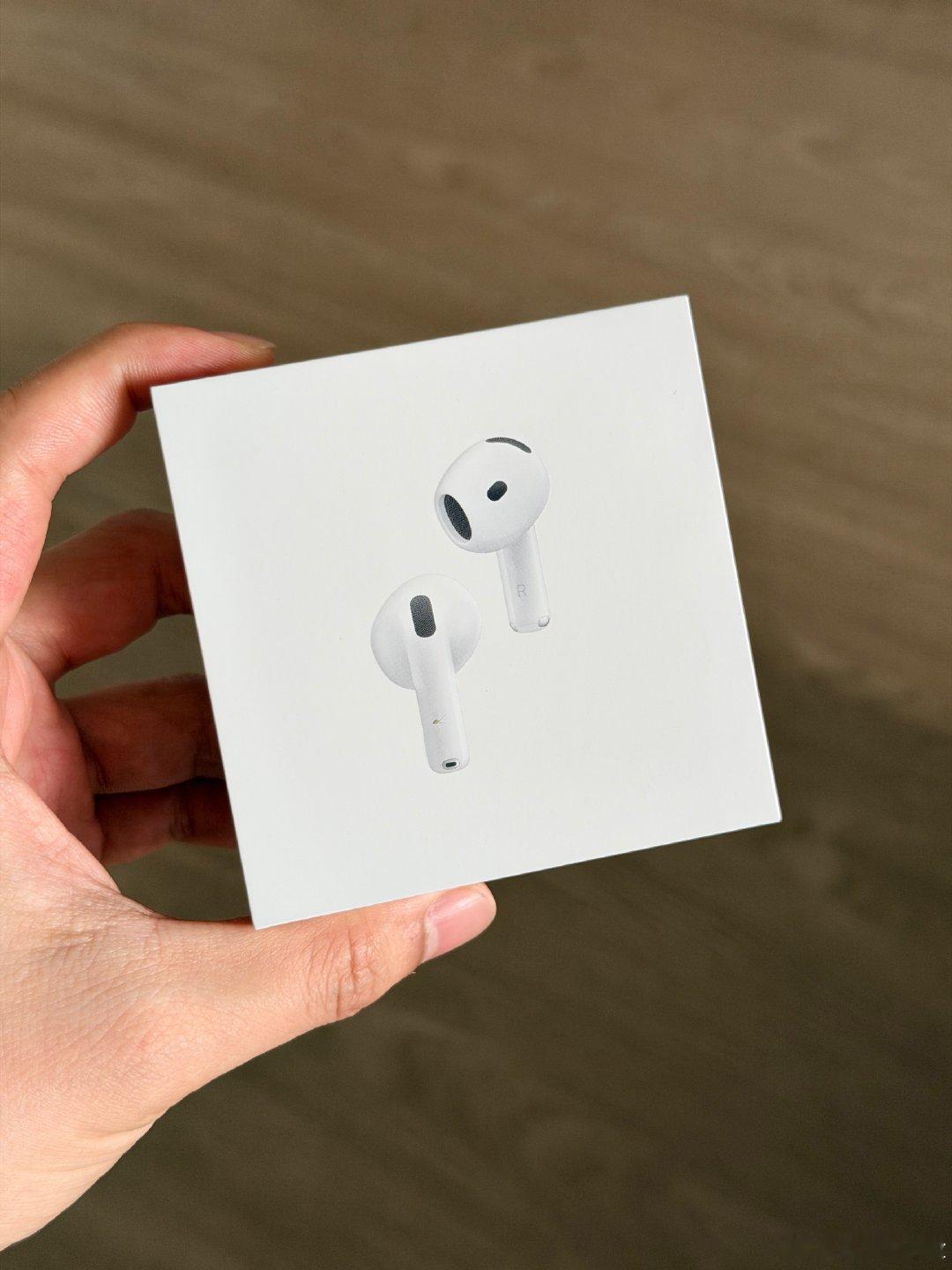 #iPhone18系列开售# 今年起步就是9999元的iPhone18 Pro，确实很贵了[衰]升级主要是处理器、散热、续航，以及相机主摄的可变光圈，手持iPhone17 Pro Max今年真的毫无换机冲动[二哈]
但是我买了个AirPods 5，主要是国产安卓适配苹果全家桶，我换哪台做主力机，耳机都好用[酷] ​