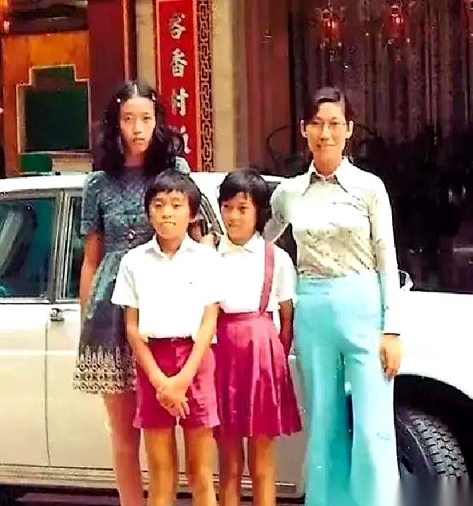 1957年跑到香港的凌宝儿，用《滕王阁序》里的“俊采星驰”给儿子取名叫周星驰。
这个听起来充满指望的名字背后，是她午休时只能和三个孩子分吃半个馒头的日子。
交房租差的那两块钱，还得靠押在房东手里的银耳环顶着下个月的账。
人在饭都吃不饱的时候，其实是顾不上体面的。
你看凌宝儿，远远撞见丈夫周驿尚跟别的