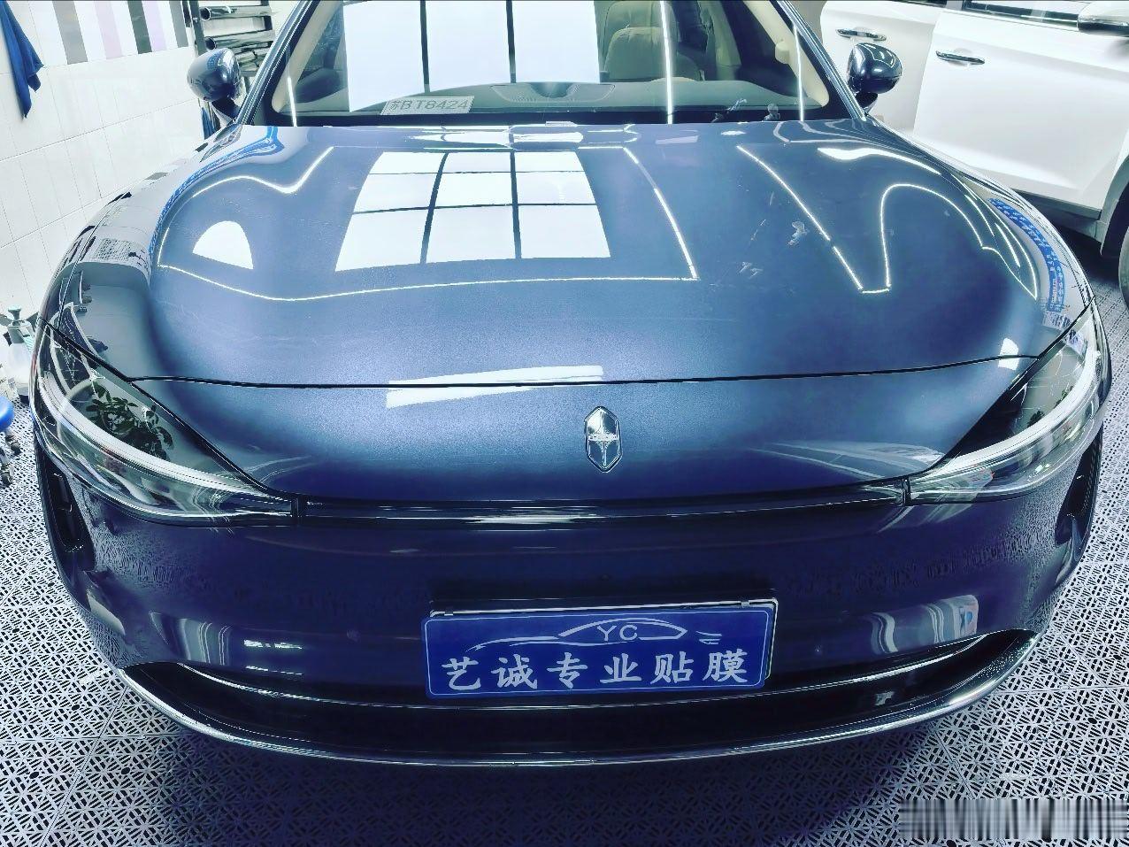 ▫️享界 S9｜双重守护，悦见本色
TPU隐形车衣 + 全车高隔热太阳膜
封存原车漆面的高级质感
阻隔盛夏炙晒，平衡隐私与清晰视野
新车完整防护方案，精致施工，不负所托。 ​