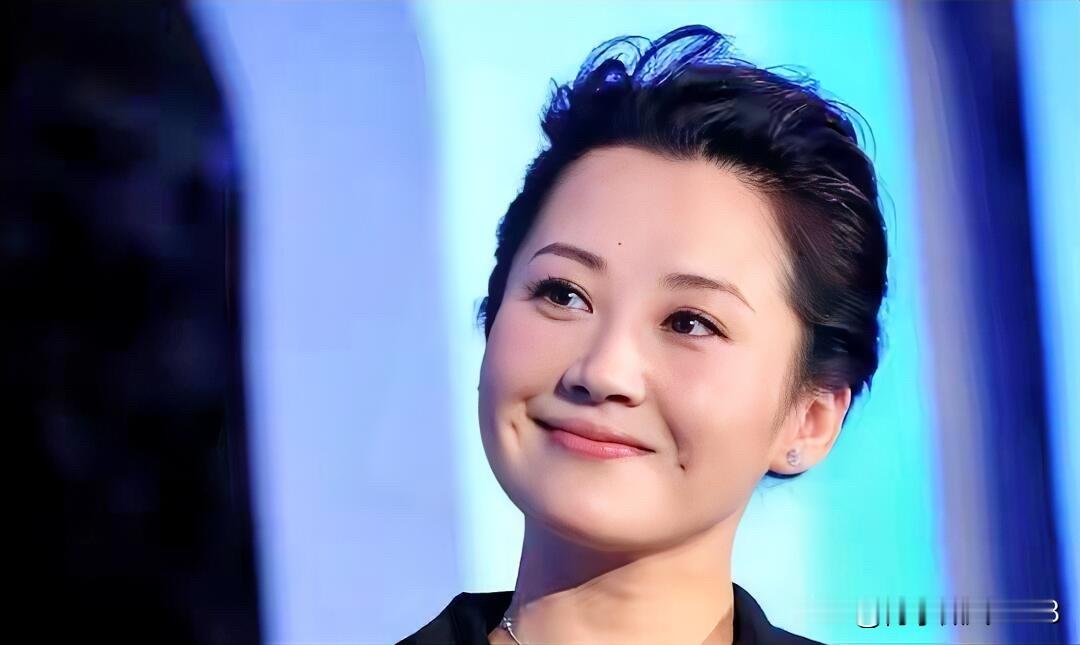 什么叫真正的松弛感，这就是吧，56岁的她依旧皮肤白皙，珠圆玉润的，光彩...