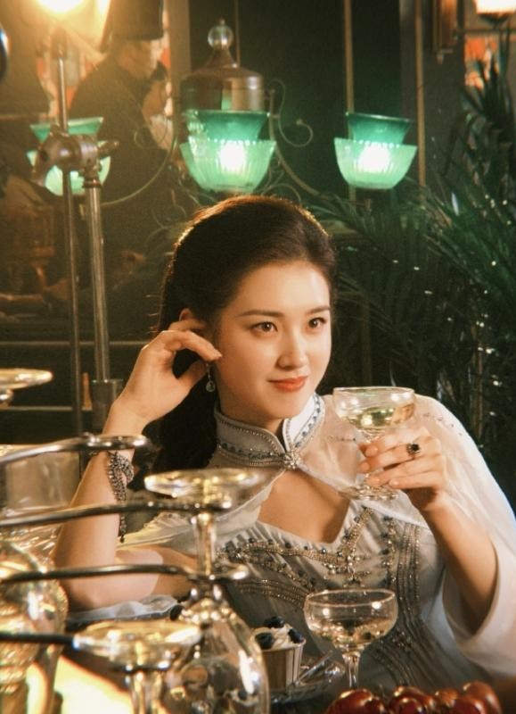 才开播一天就买了十几个夸演技的热搜，风头把男女主加起来都盖过去了，结果点进《玉簟秋》一看，郭宇欣演的这个女二，满屏的油腻感简直要把人劝退！
设定明明是个傲娇大小姐，和走清纯倔强小白花路线的女主还是同龄同学，硬是被她演得轻浮又做作。
说白了，这就是短剧演多了留下的后遗症。
竖屏短剧讲究三秒一个巴