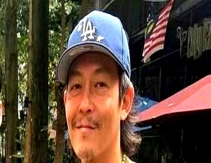 全网嘲笑陈冠希断崖式衰老，其实那是新片的定妆照。

吉隆坡街头，乱发，一嘴杂乱胡茬蹲在地上，演透了底层边缘人。为了角色他硬把自己熬糙，甩出一句“颓废就对了”，老搭档黄秋生看了直竖大拇指。

再看现在的流量演员，演乞丐抹发胶，脸上蹭点灰就算毁容，脸保住了戏稀碎。

敢把自己彻底弄脏才配端演员这碗饭。舍