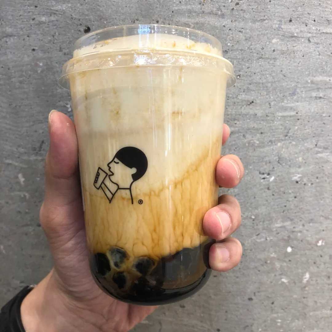 HeyTea喜茶，大清早来感受感受，排队居多，等了20分钟，选的限定款，鲜奶+黑