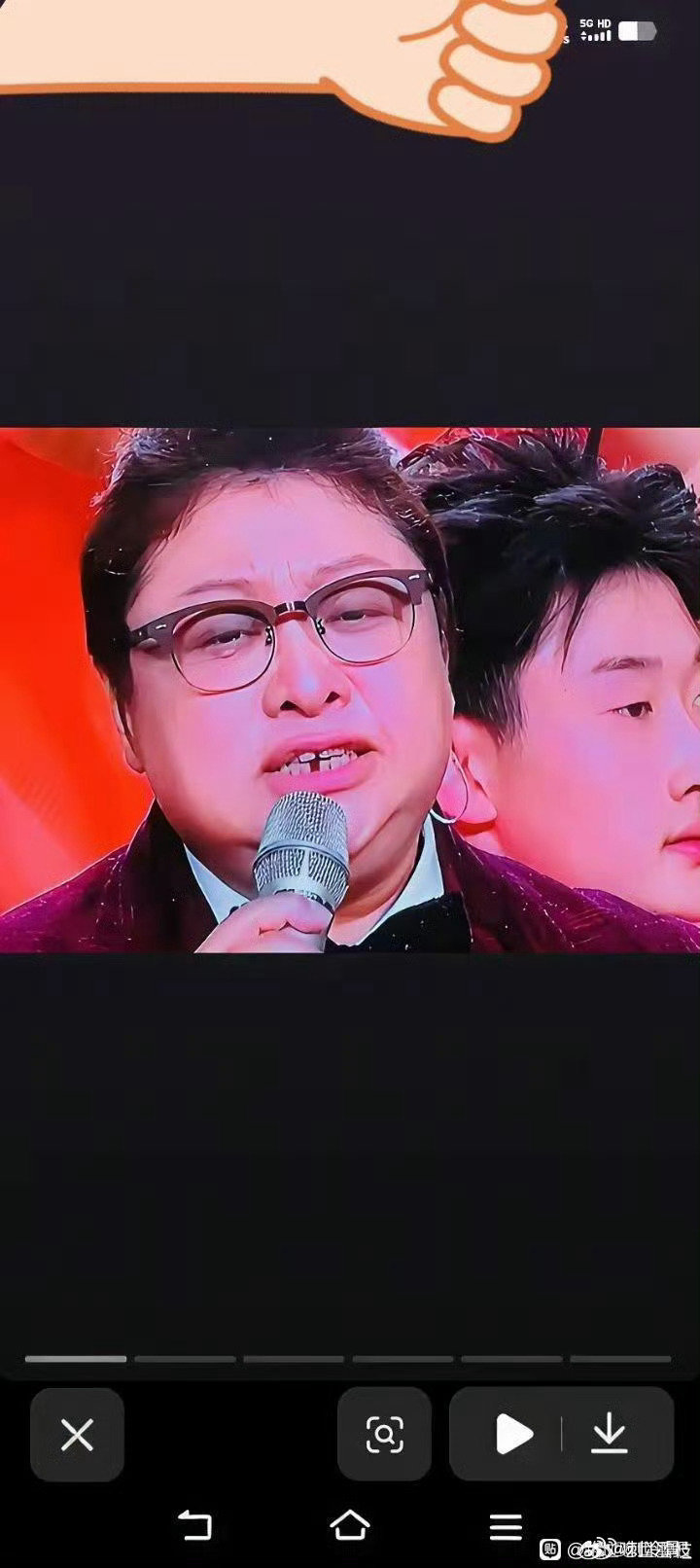 韩红的牙齿经历了什么变成了这样，翻开她小时候的照片，满口整齐干净的小白牙，过了几十年，变化咋这么大呢？ ​