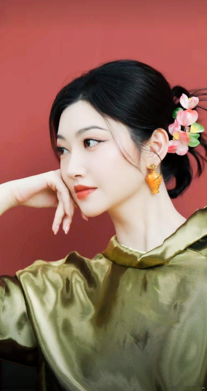 #景甜[超话]# jt#景甜孟千姿# jt#景甜龙骨焚箱# 

甜宝的下颚线好好看啊[心][比耶]
    修ოყ  ხαხყ [心]

​