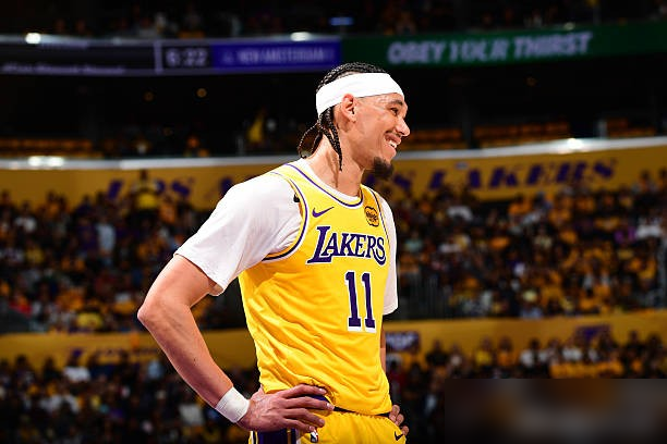 别再吹海斯了，季后赛一开打，他直接被打回原形。什么弹簧人，我看就是个漏...