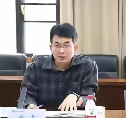 “我7岁就看见爸爸微信头像和那个女人是一对”——武大86页PDF里，最狠的不是权色，是这句！

全网扒职称扒经费，我盯着这句半天没缓过来。

一个小孩记了十几年爸爸的头像，不是记性好，是扎心了。

这份记忆，完整写在姐妹二人整理提交的86页实名举报材料中。当年7岁的妹妹无意间留意到，父亲和曾某某使用