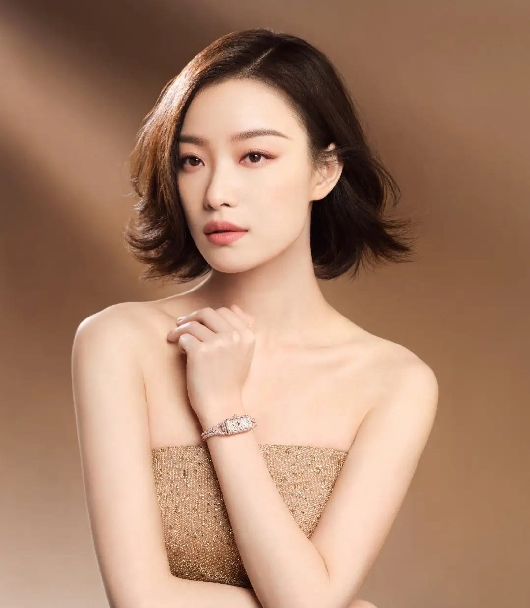主持人问倪妮：什么样才算对的人？

倪妮坦言：对方要对自己好、对父母好，只是平日工作忙碌，没多余时间去认识新朋友，所以一直单身。

主持人接着追问：是不是择偶门槛设太高了？

倪妮摇摇头，她说自己从来没有刻意定下什么门槛，遇见契合的人最重要。

主持人又好奇，是否是经纪公司限制，不让谈恋爱？

倪妮