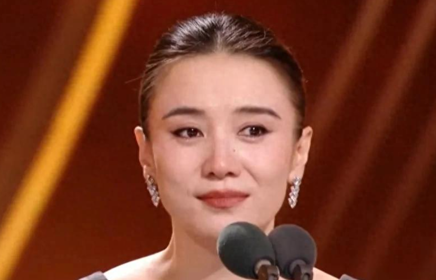 金鹰奖名场面！宋佳二封视后于和伟拿视帝，杨紫遗憾陪跑咬牙鼓掌
9月29日晚，第33届中国电视金鹰奖颁奖典礼在湖南长沙举行。这一夜，奖杯的归属固然牵动人心，但真正让全网津津乐道的，恰恰是那些没有剧本的瞬间。
宋佳凭《山花烂漫时》的张桂梅一角拿下视后，这是她继《悬崖》之后二封金鹰。听到名字那一刻，她眼眶