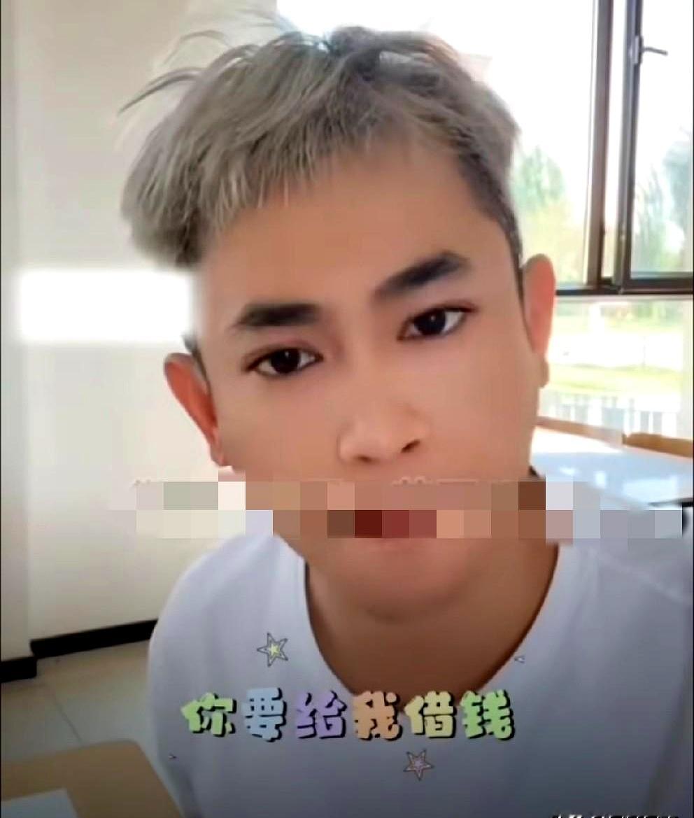 徒弟低声下气找师父借几千块给孩子交学费，不仅一分钱没借到，转头还被当着几十万人直播挂了出来
 

网红吴迪在直播间直接晒出徒弟文强的求助私信，拒绝借钱不说，还振振有词地表示，文强不听话，自己不借是“为了他好，让他恨我反而是帮他”。末了还不忘捧一踩一，说另一个徒弟平时听话、做饭辛苦，所以才给流量