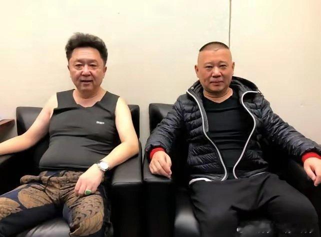 这次于谦没帮郭德纲，合作多年的搭档，两个人看起来感情不错，但是这次郭德纲唱错歌词，引发轩然大波，于谦则一如既往带货直播，丝毫不提老郭的事，可能于谦是怕火上浇油，万一说错一句话，不但帮不了郭德纲，还会让他更难受。还有一点，于谦不是德云社的员工，他和郭德纲是合作关系，说白了，两个人除 ​