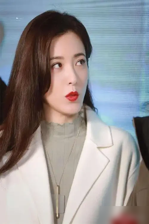 曾黎亲口说自己不上妆不上镜，这话搁别人嘴里是凡尔赛，搁她嘴里我信。
中戏那帮同学，保剑锋刘烨秦海璐，哪个不是毒舌，提起她都跟统一了口径似的：真人比镜头里惊艳太多。
问题出在骨相上，长脸中庭长，五官量感大，静态一框就容易显成熟、显冷。镜头吃立体感，她这张脸偏偏是现实中舒展大气那挂的。
她还发过卸