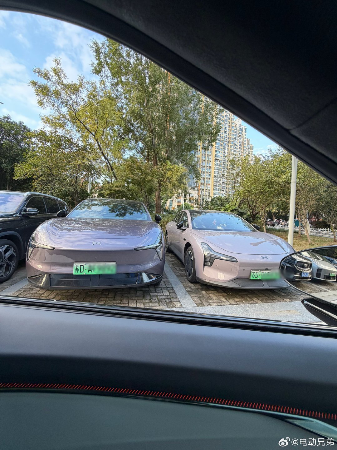 我们这个园区真的好多小鹏MONA，大MONA小MONA全都有，窗外一眼两台憨憨的盯着我，这俩人为啥要停一起。

这个大灯太有辨识度了，我愿称其为MONA之锤。

#电动兄弟##monal05全国门店开启试驾# ​