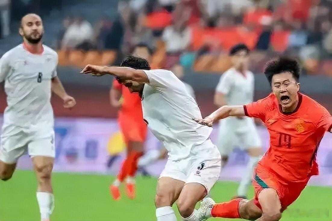 国足创记录，败给从未败过的对手

文丨樊耀文

昨晚重庆国际足球邀请赛收官，国足一口气更换5名首发，试图扭转颓势，最终0比1不敌塔吉克斯坦。四场热身赛，仅赢下实力偏弱的马尔代夫，余下三场接连失利，历史上首次输给塔吉克斯坦。一场失利不是偶然，足协层面的长期短视，才是根源。

本场丢球来自门 ​