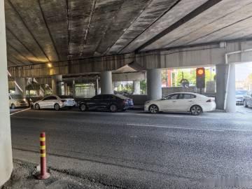新塘街道新江线河浦许公交车两边每天都停了很多违停车辆，对周边居民出行带...