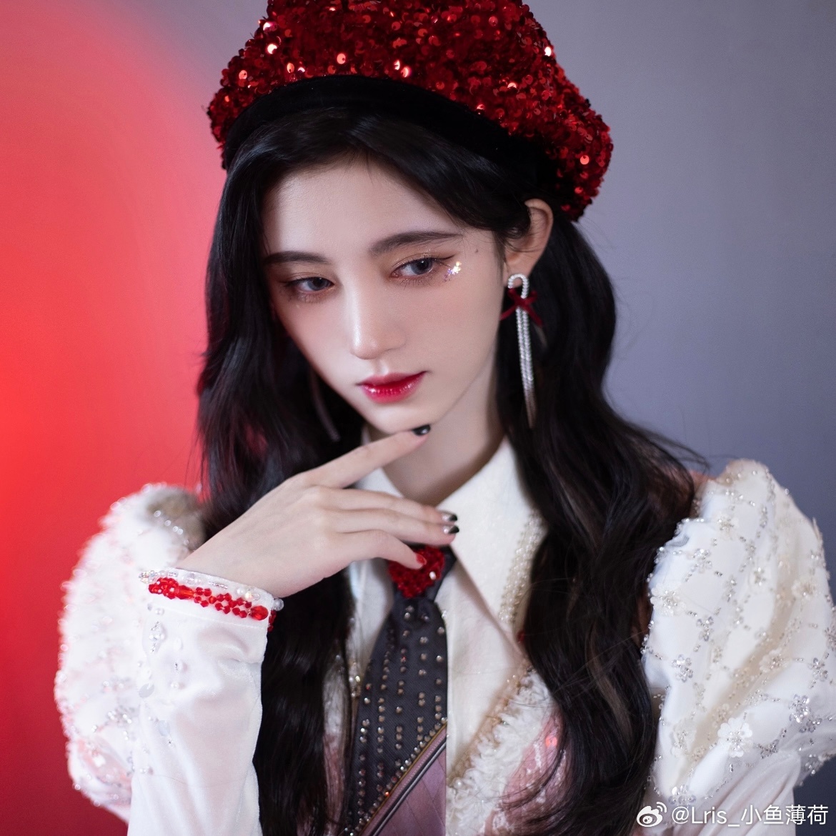 《恋爱告急》｜以机械舞步，跳一场心动警报

主标题：💓 警报拉响时，心跳先于理智投降

🎧 风格转型：从古风悲歌到甜酷电音

· 轻快电子风+洗脑副歌，彻底告别“苦情古风”套路。
· MV中标志性“机器人舞”成为全网模仿对象。🤖
· 词作聚焦都市少女的悸动心绪，又甜又飒，毫无腻味感。

🔥 舞 ​
